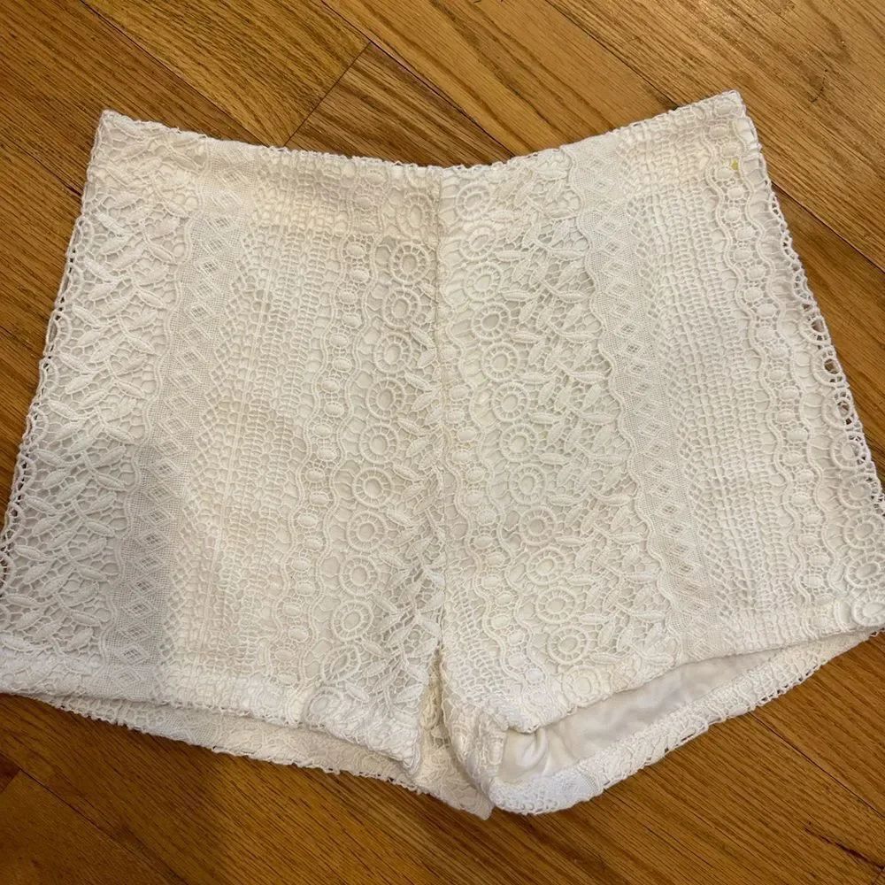 Forever 21 small white lace dress shorts mid rise